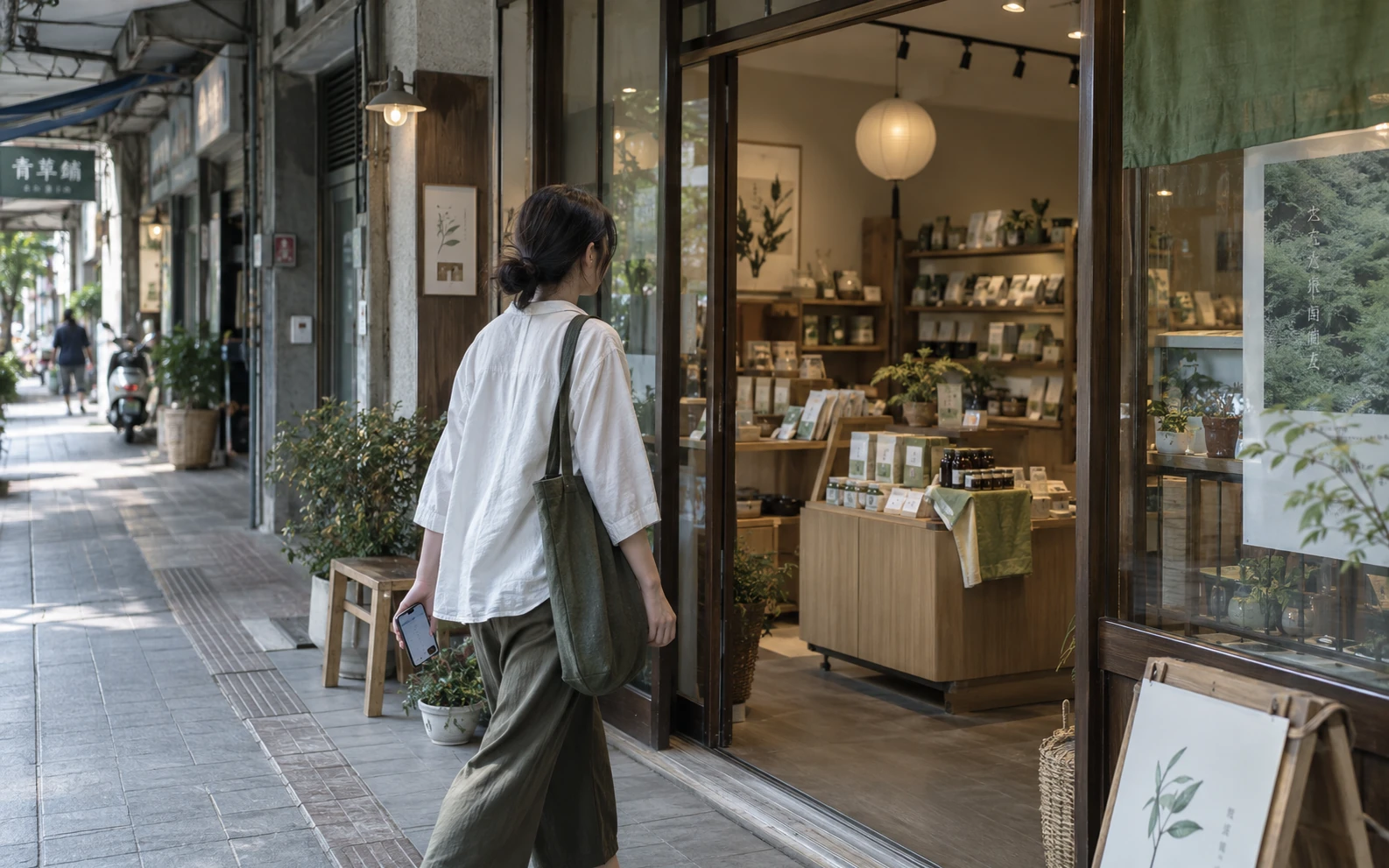 消費者拿著手機走向台灣街區中的小型品牌店家